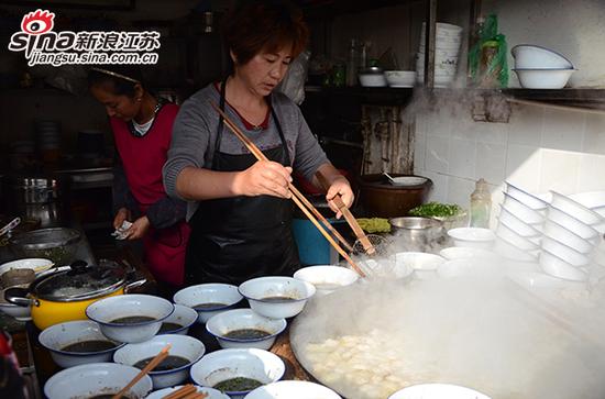 店家在煮饺子面