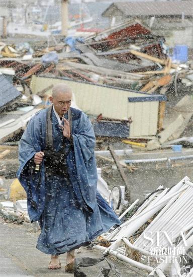 大家对这张图应该还有印象，日本大地震后一位赤脚僧侣在飞雪中诵经