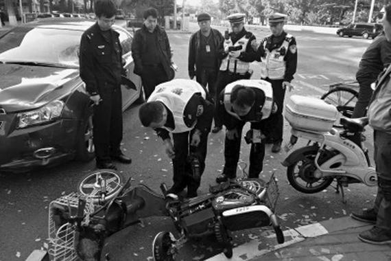 一电动车与轿车相撞 骑车女子受伤严重