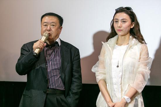 尤小刚携两位演员周庭伊,李浩轩现身看片会,为该剧11月4日荧屏首播