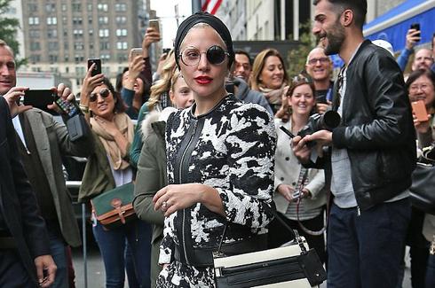Gaga穿黑白衣服出街