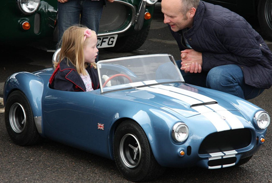 牛爆了!工程师老爸给儿子造Mini Bugatti