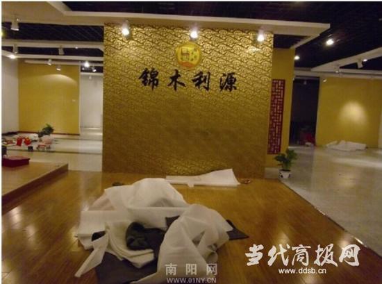 失窃后的店铺一片狼藉