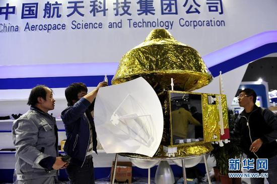 11月2日，在中国航天科技集团公司的展台上，整体为金黄色的火星探测器模型被摆放在中心位置，工程人员正忙着进行最后的安装。我国的火星探测器模型将在第17届中国国际工业博览会上首次公开亮相。 新华社记者 张建松 摄
