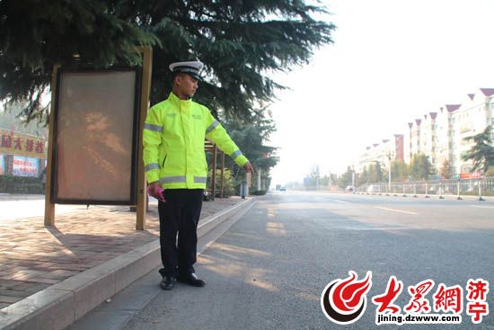 執(zhí)勤交警指示李女士當(dāng)時(shí)的停車地點(diǎn)。