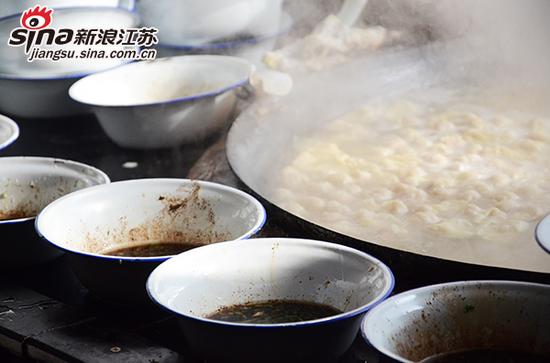 拌好调料的搪瓷碗以及冒着热气的大锅馄饨