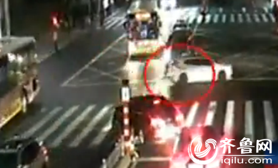 一辆车加速转弯，拖着民警飞驰而去。