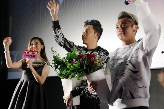 演员郑恺与导演田羽生一行人与现场观众问好