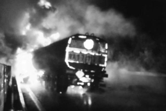 30吨油罐车追尾起火 31辆消防车参与救援 