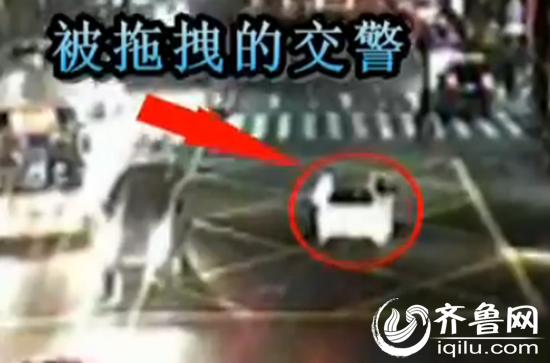 监控录像显示，交警正在例行检查，突然一辆车加速转弯，拖着民警飞驰而去。