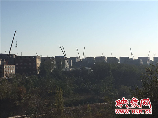 遠處望去，村里加蓋房屋的吊車林立，像油田的油井一樣。 