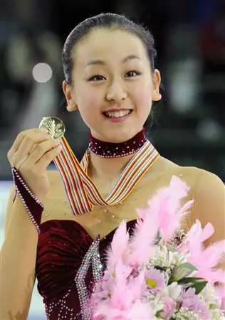 2008年，浅田真央第一次登上世锦赛最高领奖台