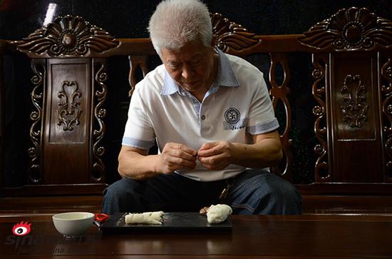 大师在制作太湖船点