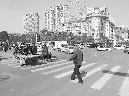 在经十路营市街路口,多数司机右转时都可以做到礼让行人。