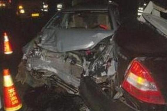 下车查看追尾被撞 二次车祸造成2死3伤