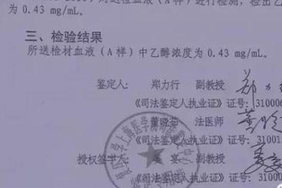 奔驰车顶着人在上海街头狂奔：以为遇碰瓷