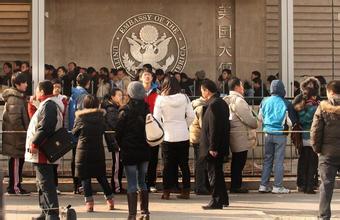 美国大使馆外排队的人群（图片来源于网络）