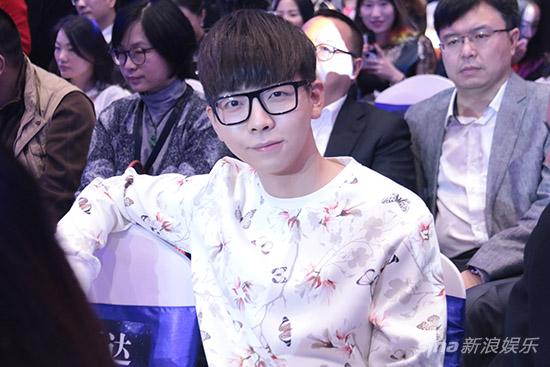 胡夏受邀出席活动帅气亮相红毯显青春