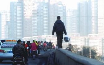 高架橋上“走鋼絲”