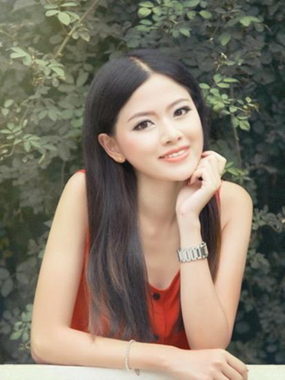 颜桦，双语主持人，曾任职于瑞士信贷等国际投行