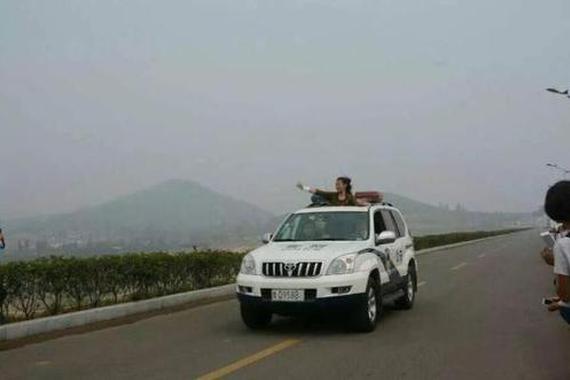 山东临沂回应警车载女子“自由飞翔”事件