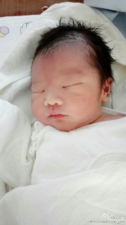 演员涂松岩当爸爸晒儿子正脸