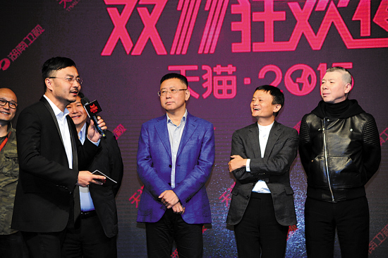 冯小刚(右一)与马云(右二)出席发布会