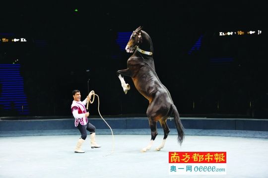 土库曼斯坦人口_...南与乌兹别克、土库曼斯坦和吉尔吉斯斯坦接壤.全国面积达