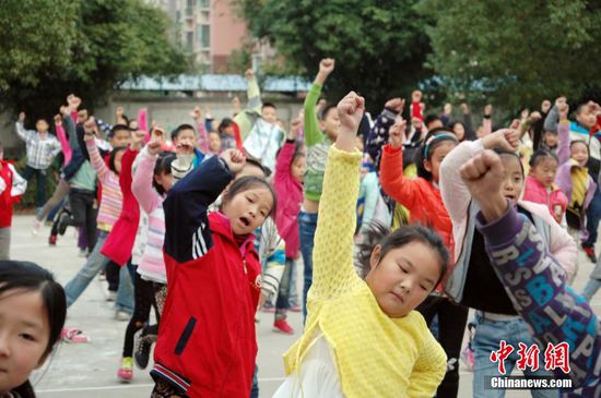湖北一小学课间跳广场舞
