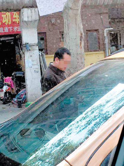 男子正在划车 市民供图