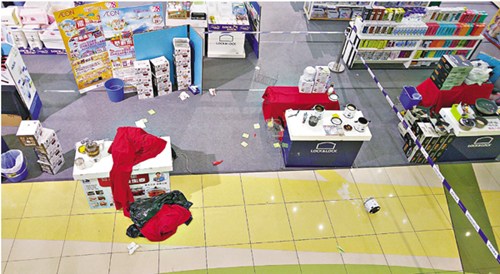 九龙城广场男子坠楼跌落B1地库展销场,打翻一锅粥。香港《文汇报》