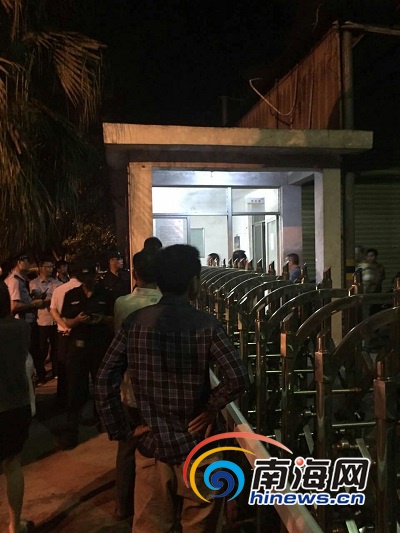 11月1日晚11时左右,业主闻到异味找到这家饲料厂要求进厂查看遭拒,与企业工作人员发生争执。南海网记者 姜飞 摄