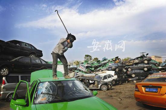 合肥近百辆假出租车被销毁 举报假车可获千元