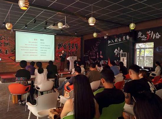 数据价值网总编辑、挖媒猎头、智商900新媒体创始人范春柏