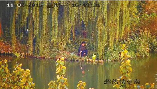 监控视频显示,男子正在大明湖生态岛钓鱼。 视频截图