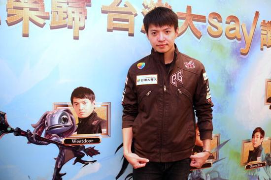 AHQ战队打入S5八强获台湾赞助商大奖 一人一