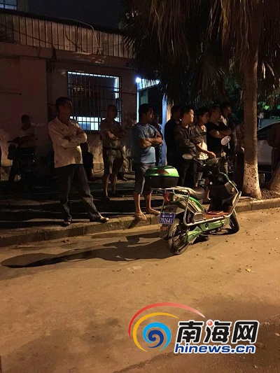 11月1日晚11时左右,业主闻到 异味找到这家饲料厂要求进厂查看遭拒,曾一度与企业工作人员发生争执。南海网记者 姜飞 摄