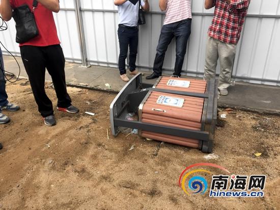 秀英区福记南洋市场门口附近废弃的果皮箱倒在地上。(南海网记者周静泊摄)