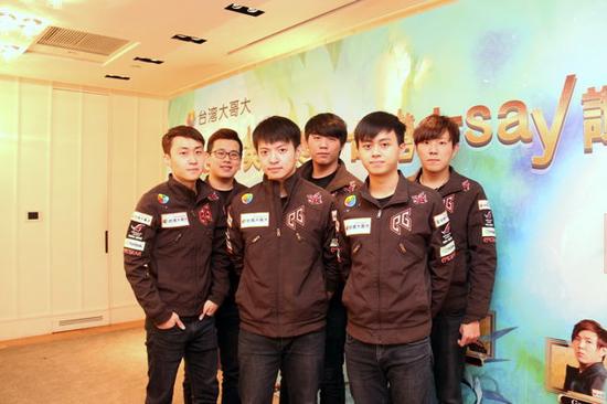 AHQ战队打入S5八强获台湾赞助商大奖 一人一