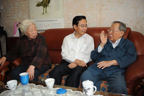 2009年9月，时任中石油集团总经理的苏树林看望慰问北京石油离退休老干部。