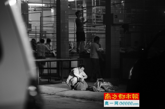 7月30日凌晨,东莞一综合市场,肉贩将猪肉随便丢在地上,问题肉主要销往这些低档市场。资料图片