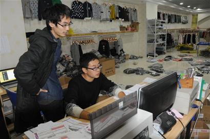 即墨淘宝村:双十一衣服堆成山