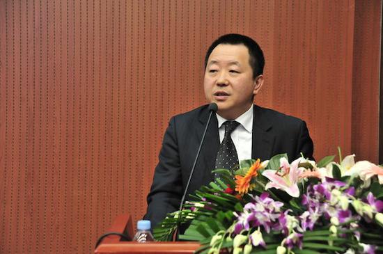 北京歌华美术公司董事长潘剑平主持此次高峰论坛