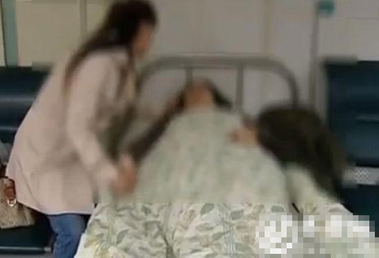 小月的媽媽告訴記者，小月的腰上、肚子上，尤其是下體非常厲害(視頻截圖)