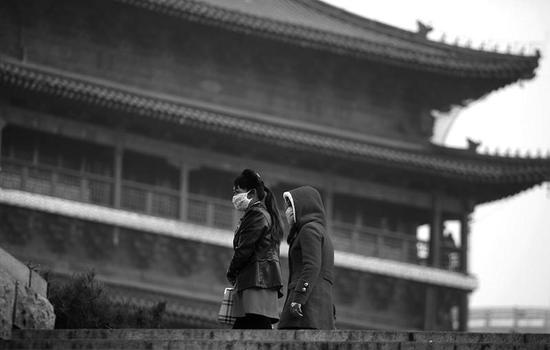 市民戴口罩防霾 實(shí)習(xí)記者代澤均攝