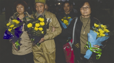 昨日，接收遗骸的车辆通过猴桥口岸前往缅甸，老兵随行