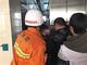 消防官兵在医院解救被困人员。