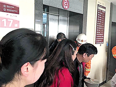 被困人员走出电梯