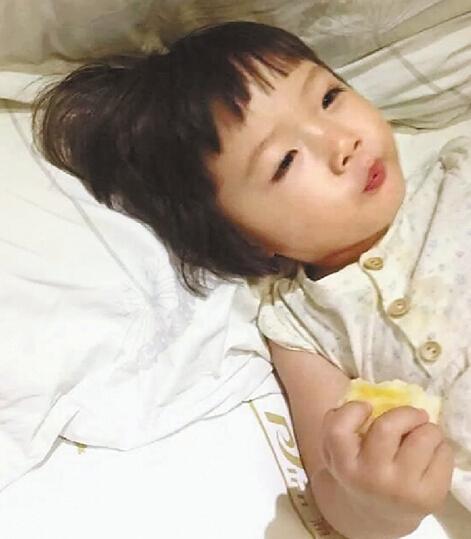 金华2岁女孩罹患眼癌右眼已失明 父亲卖掉房子