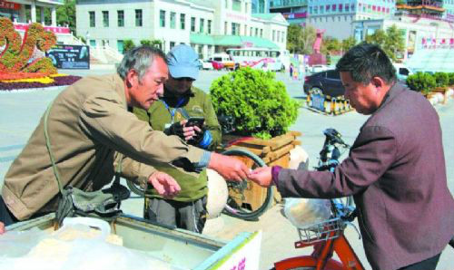 市民购买“爱心煎饼”